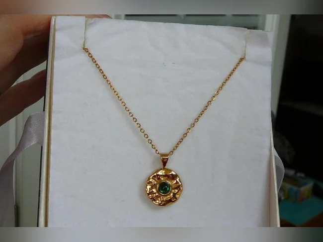 Pendentif doré , en acier inoxydable serti d'une pierre VERTE .