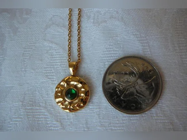 Pendentif doré , en acier inoxydable serti d'une pierre VERTE . thumbnail 2