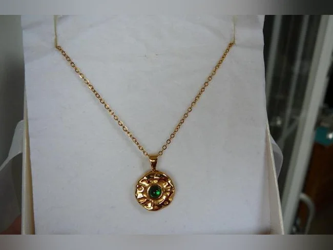 Pendentif doré , en acier inoxydable serti d'une pierre VERTE . thumbnail 3
