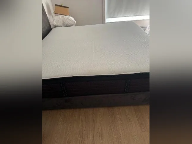 Matelas King size Beautyrest impeccable art juin 2025 toujours protégé par une housse