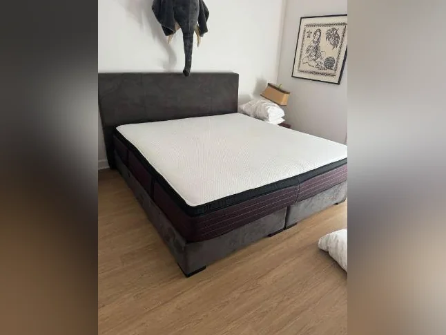 Matelas King size Beautyrest impeccable art juin 2025 toujours protégé par une housse thumbnail 2