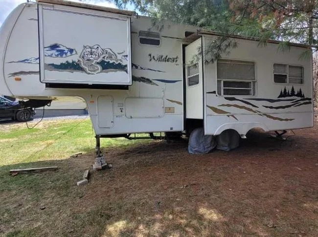 AUBAINE POUR BRICOLEUR  Fifth Wheel (caravane à sellette) de 29,8 pieds, 2005 thumbnail 2