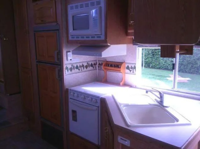 AUBAINE POUR BRICOLEUR  Fifth Wheel (caravane à sellette) de 29,8 pieds, 2005 thumbnail 7