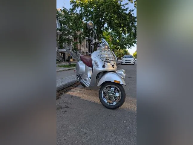 Piaggio Vespa GTS- GTV 300 de 2016 - Modèle Rare MAGNIFIQUE thumbnail 2