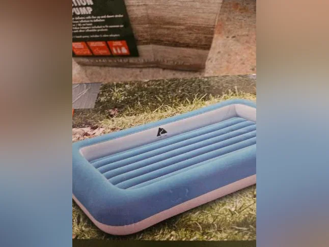 matelas pneumatique avec pompe neufs dans leurs boites thumbnail 3