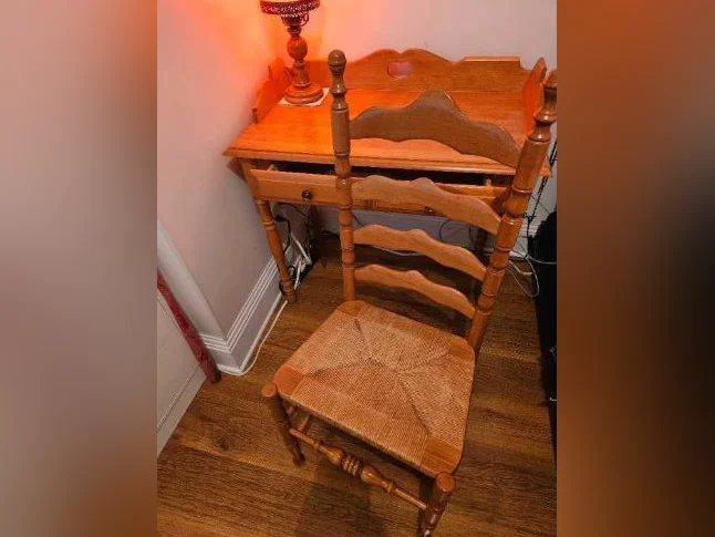 Ensemble bureau/secrétaire et chaise colonial en bois d'érable de Colombie thumbnail 3