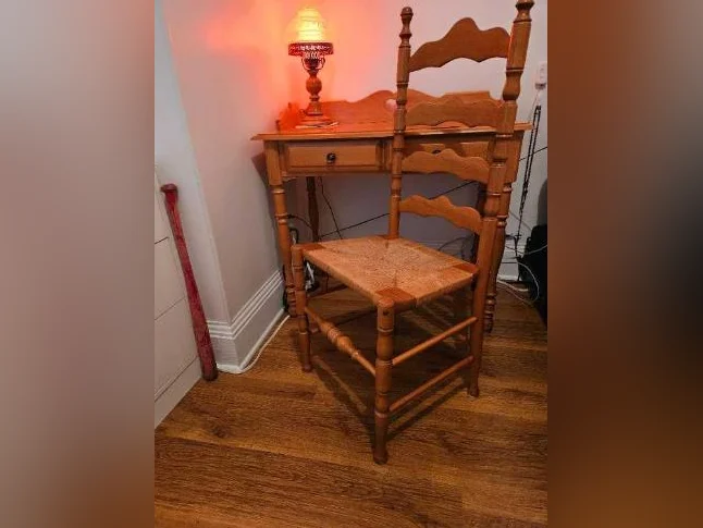 Ensemble bureau/secrétaire et chaise colonial en bois d'érable de Colombie thumbnail 7
