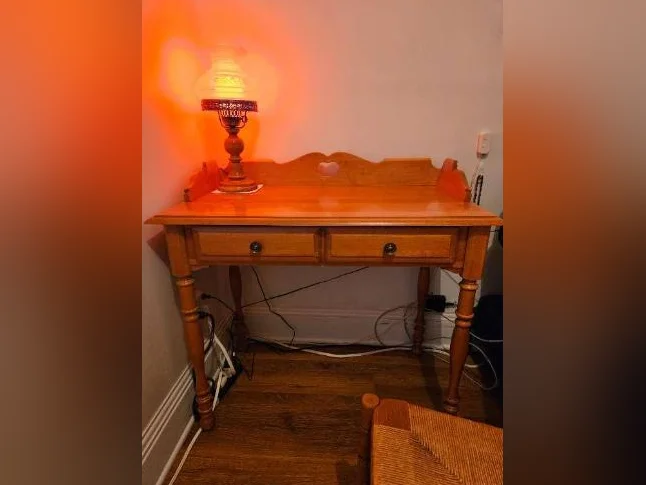 Ensemble bureau/secrétaire et chaise colonial en bois d'érable de Colombie thumbnail 6