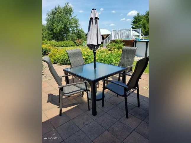 Table de patio et chaises