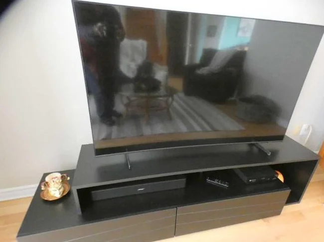 tv samsung qled 4k 55 po. de 1 an 400$ et meuble audio noir de 1 an 150$