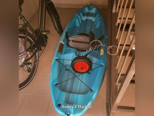KAYAK ARGO 80X 8PIEDS EN PLUS DE SON CHARIOT 300$