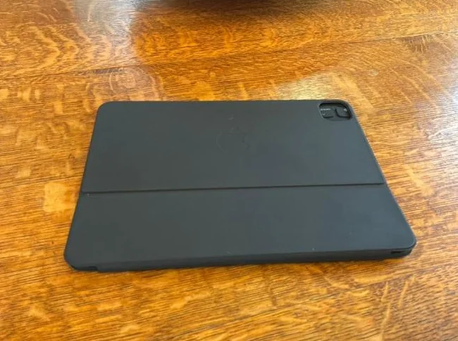 Clavier bilingue Apple (Canada français) 11 or air .Négotiable