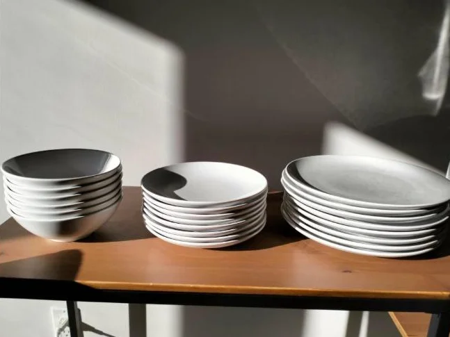 Lot d' assiettes, verres, nombreux plats, etc...