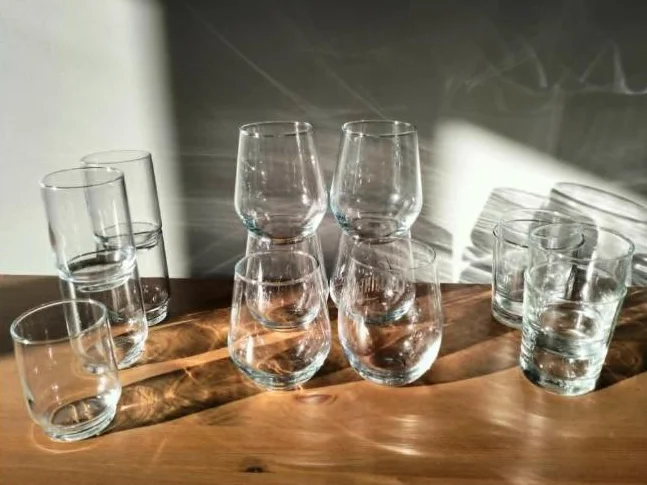 Lot d' assiettes, verres, nombreux plats, etc... thumbnail 2