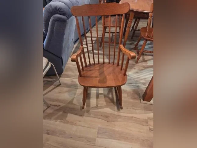 Mobilier de cuisine, buffet et chaise berçante thumbnail 3