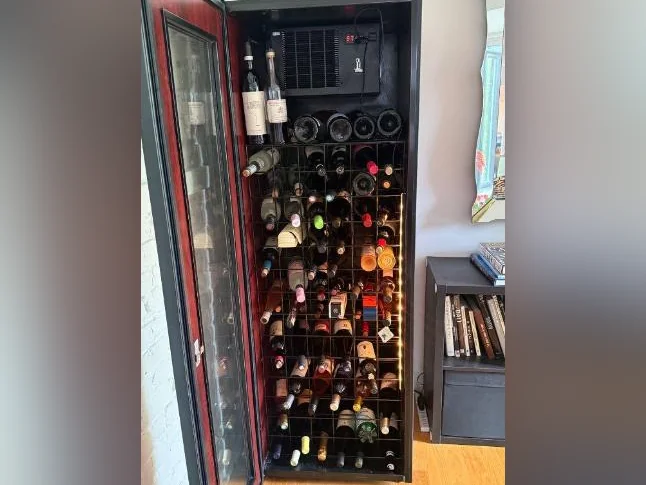 Cellier 200 bouteilles en très bonne condition à vendre thumbnail 2