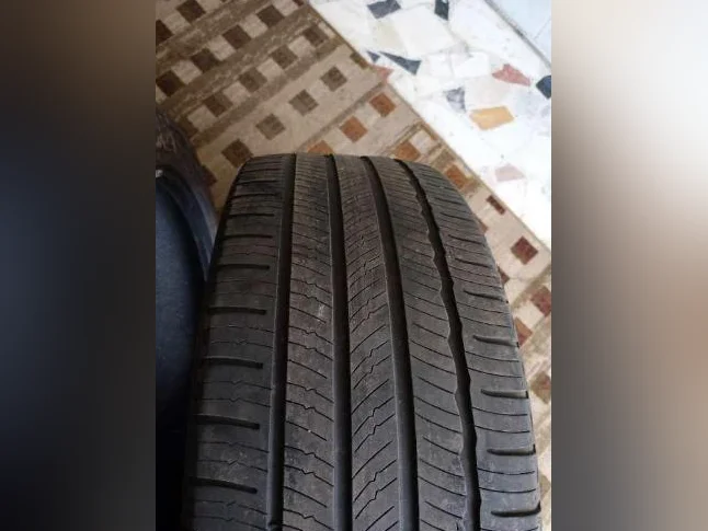 2 pneus d'été 235/45/18 Michelin à vendre! thumbnail 2
