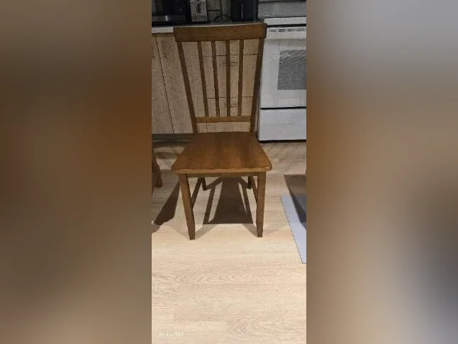 Chaise en bois, couleur noyer.