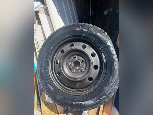 4 pneus d'hiver Toyo avec rims c'était sur une Pacifica Prix 80.00 pour un rim et 80.00 pour un pneu