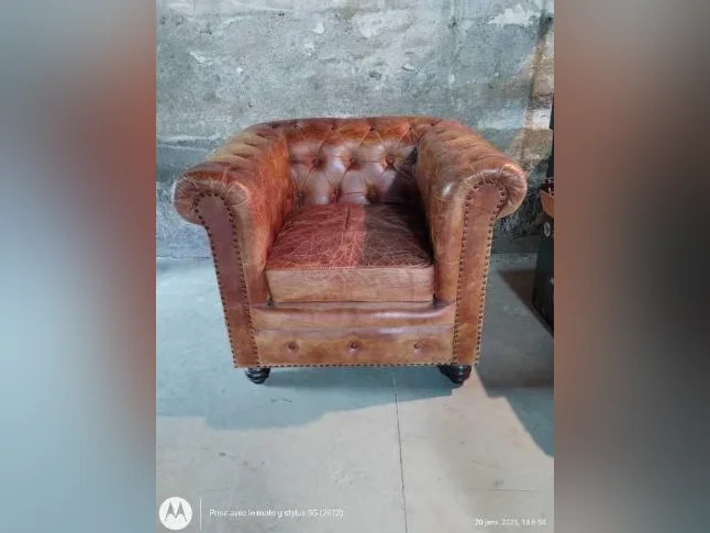 Fauteuil Chesterfield en cuir acheté il y a dix ans mais très peu servi, comme neuf. Excellent état!