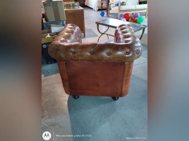 Fauteuil Chesterfield en cuir acheté il y a dix ans mais très peu servi, comme neuf. Excellent état! thumbnail 2