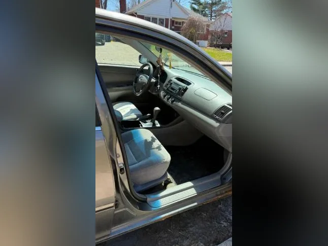 2003 Toyota Camry LE thumbnail 7