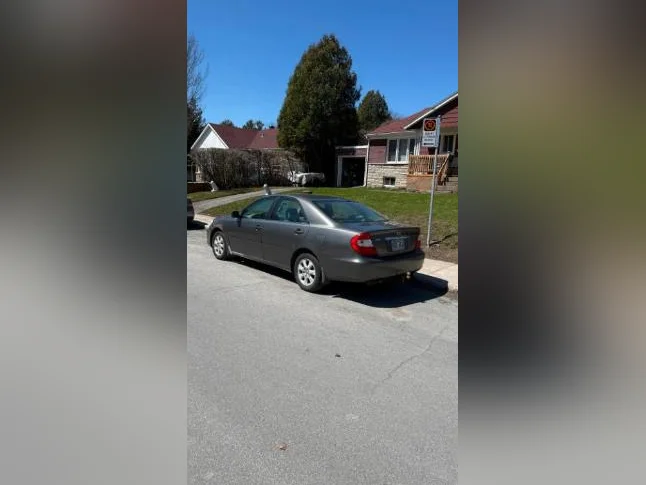 2003 Toyota Camry LE thumbnail 3