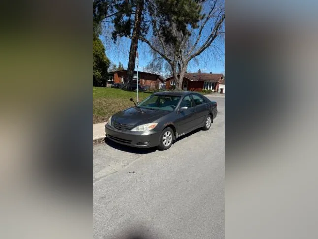 2003 Toyota Camry LE thumbnail 2
