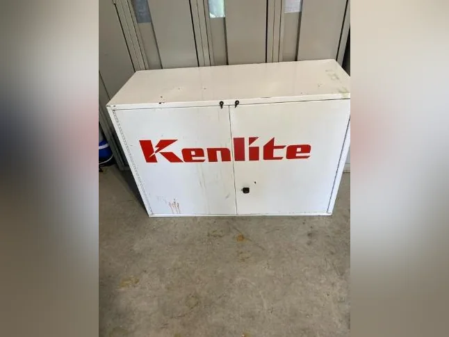 Armoire de rangement en métal