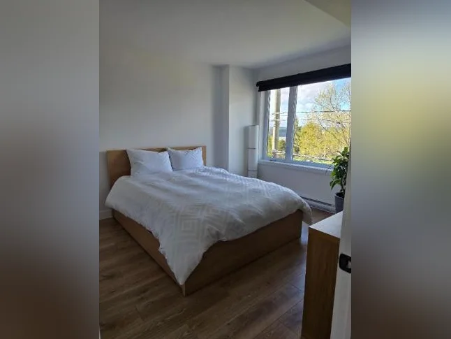 URGENT 4 1/2 style condo neuf stationnement intérieur thumbnail 3