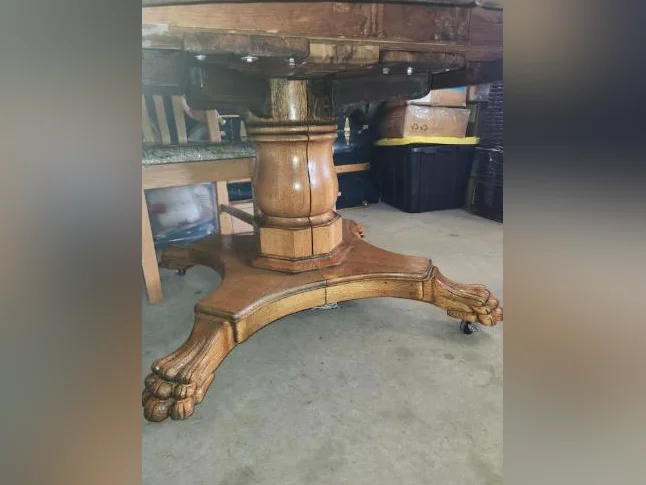Table aux splendides pattes de lion comme jamais vues auparavant et 4 chaises de + ou - 200 ans.