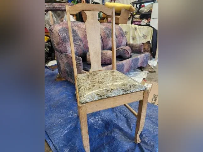 Table aux splendides pattes de lion comme jamais vues auparavant et 4 chaises de + ou - 200 ans. thumbnail 5