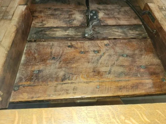 Table aux splendides pattes de lion comme jamais vues auparavant et 4 chaises de + ou - 200 ans. thumbnail 4