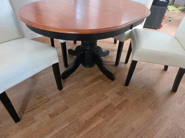 Table en bois avec 4 chaises thumbnail 2