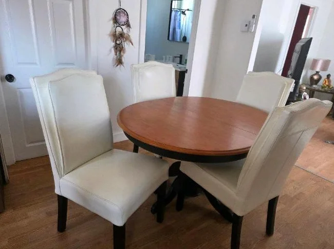 Table en bois avec 4 chaises