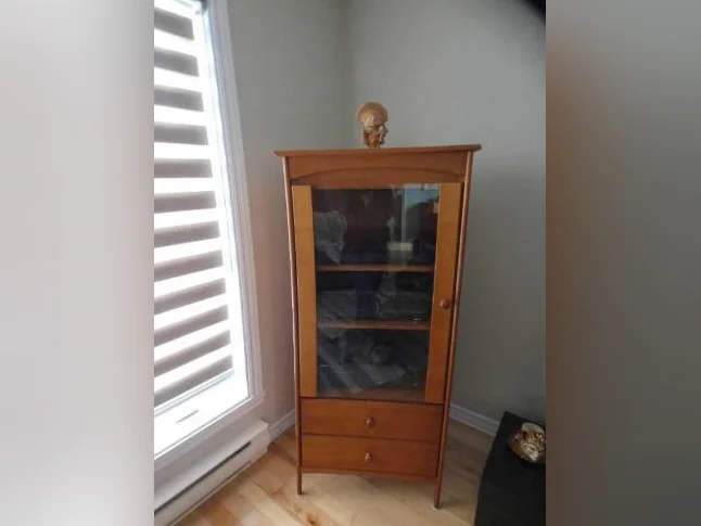 meuble vitré avec 2 tiroirs en merisier en bon état, 25$