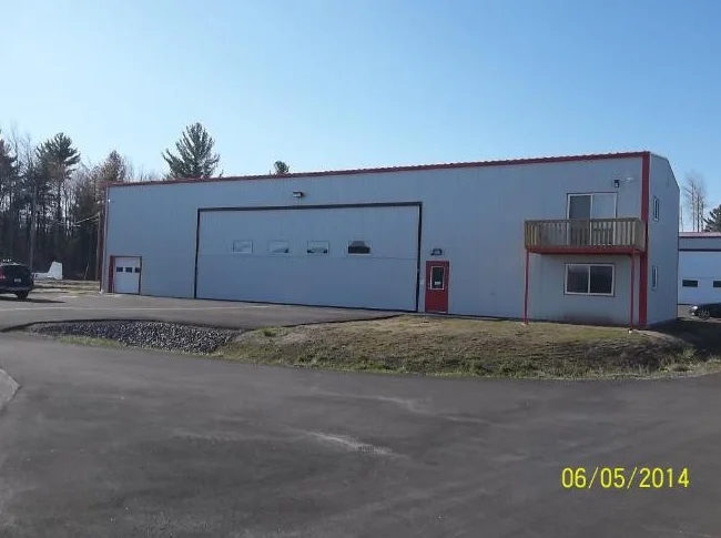 HANGAR D'AVION AEROPORT LACHUTE (CSE4) à Louer (1 des 3 places) / AIRCRAFT HANGAR LACUTE AIRPORT (CSE4) FOR RENT (1 of 3 spaces)