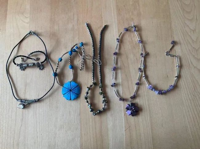 4 colliers et 2 bracelets