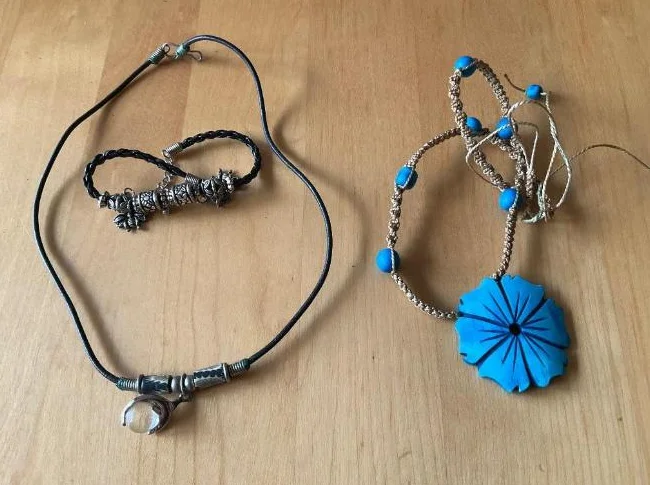 4 colliers et 2 bracelets thumbnail 4