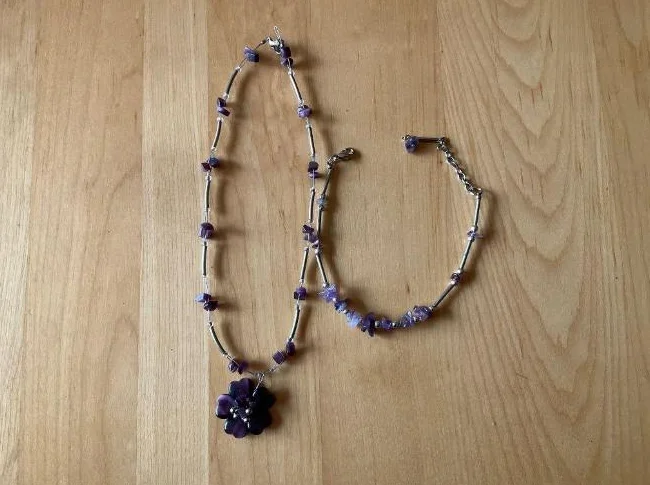 4 colliers et 2 bracelets thumbnail 2