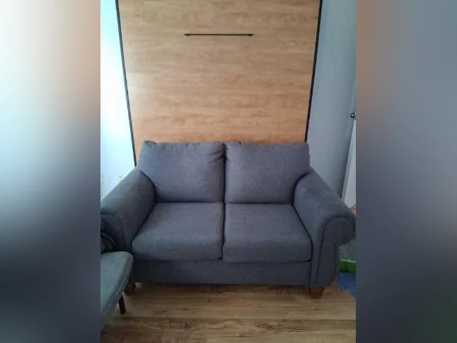Une causeuse et deux fauteuils berçants, peuvent être vendus séparément.