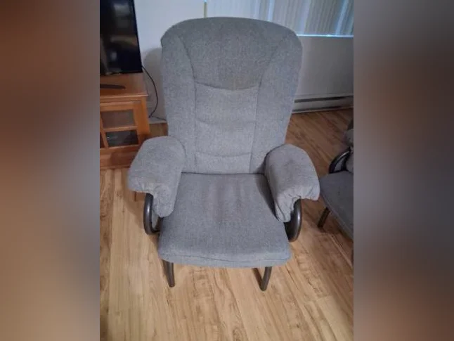 Une causeuse et deux fauteuils berçants, peuvent être vendus séparément. thumbnail 2