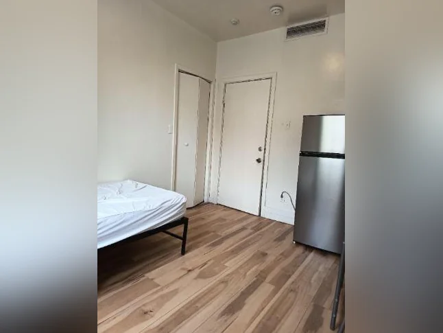Chambre à louer dans maison de chambres thumbnail 5