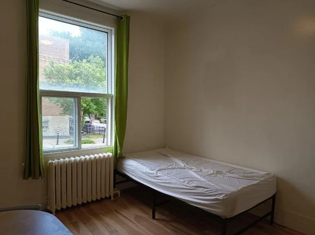 Chambre à louer dans maison de chambres thumbnail 2