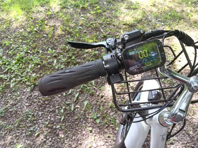 Tricycle électrique à vendre pratiquement neuf 62 km au compteur thumbnail 9