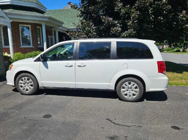 🚐 Dodge Grand Caravan 2018 – Stow ’n Go | Clé en main & Entretien impeccable (108 000 km) thumbnail 5