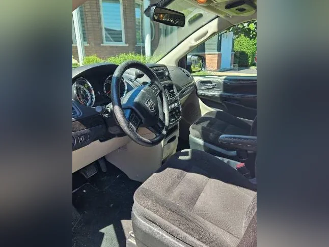 🚐 Dodge Grand Caravan 2018 – Stow ’n Go | Clé en main & Entretien impeccable (108 000 km) thumbnail 6
