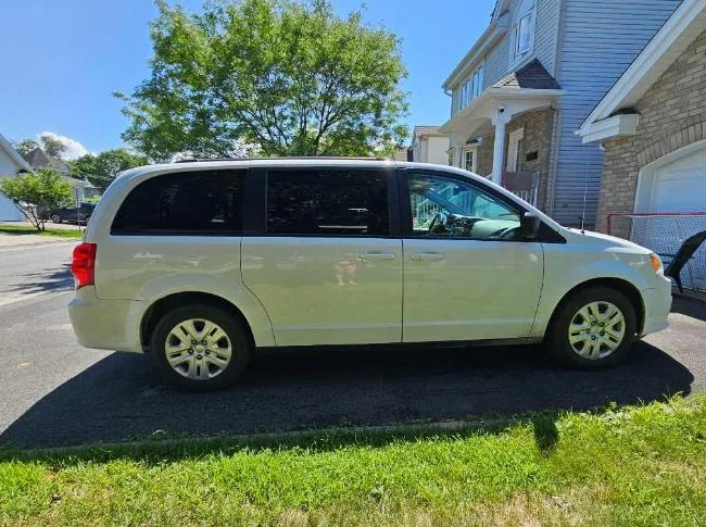 🚐 Dodge Grand Caravan 2018 – Stow ’n Go | Clé en main & Entretien impeccable (108 000 km) thumbnail 3