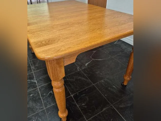 Table de cuisine en bois thumbnail 3