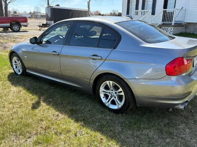 BMW 328i X-Drive 2011 seulement 140000km femme propriétaire thumbnail 4